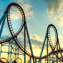 Les loopings d'une montagne russe de parc d'attraction