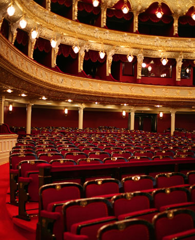 Une salle de théâtre avant le début du spectacle