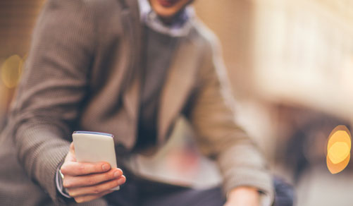 Homme utilisant un smartphone blanc dernier cri