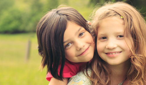 2 petites filles souriantes